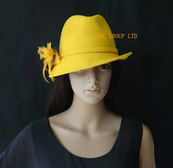 Ярко-желтый шерсть фетровая шляпа/зимняя шапка с пером цветок, одной стороны до краев, для зимы/церкви