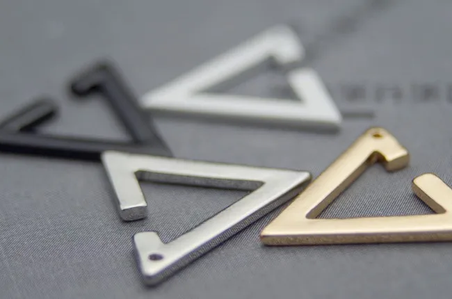 Новые черные Простые открытые панковские треугольные геометрические серьги-манжеты для женщин и мужчин, модные золотые серьги-клипсы