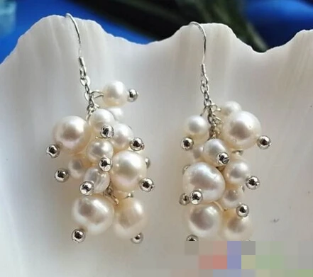 

1504 WHITE ROUND FRESHWATER PEARL GRAPE EARRING
