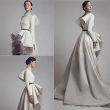 Wunderschöne High-Low Fell Arabischen Abendkleid Drapierte Schärpe High Neck Satin-formales Kleid Regelmäßige Langen Ärmeln Mitte Osten Vestido