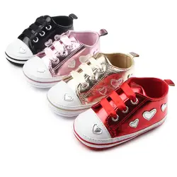 Для маленьких мальчиков и девочек обувь кроссовки новорожденного из искусственной кожи в форме сердца мягкая подошва Prewalkers для 0-18months