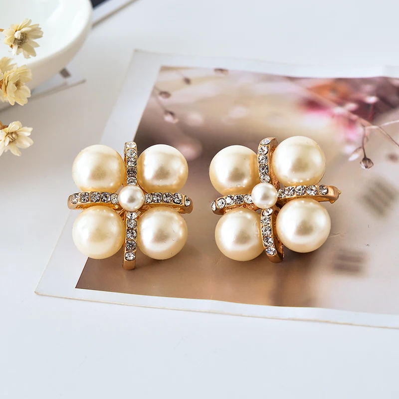 

Nice shopping!! 2017 Fashion Gold Crystal Ear clip Brincos Perle Pendientes Bou Pearl Earrings For Woman