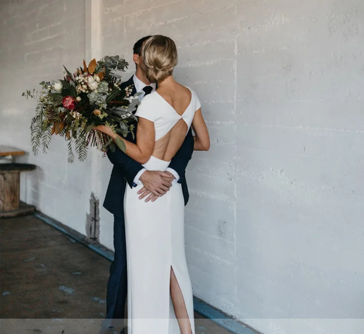 

2019 Simple Elegant Sheath Wedding Dresses With Cap Sleeves Jewel Neck Sexy Backless Slit Outdoor Wedding Dress