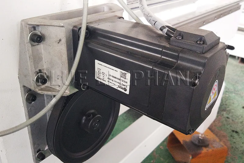 leadshine motor of 1122 4 axis cnc router with rotary device on table surface