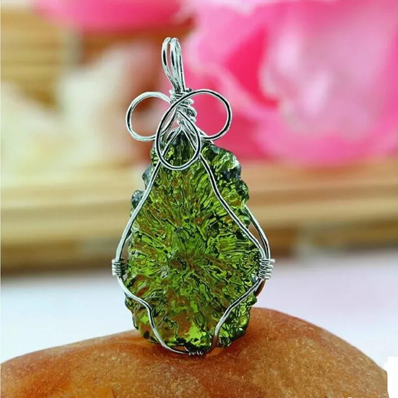 Горячая продажа A + натуральный Moldavite зеленый aerolites Кристалл падающий камень кулон