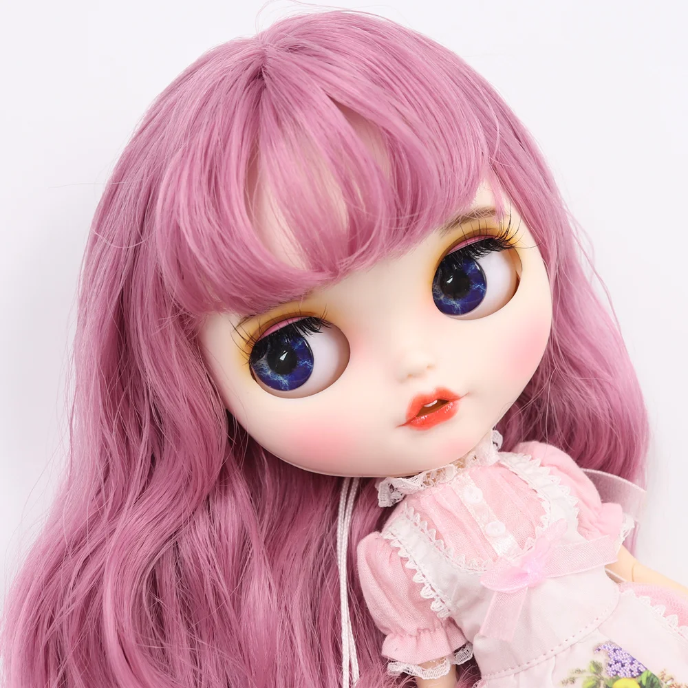 Emberly - Premium Custom Neo Blythe Bambola con capelli viola, pelle bianca e viso sorridente opaco 1