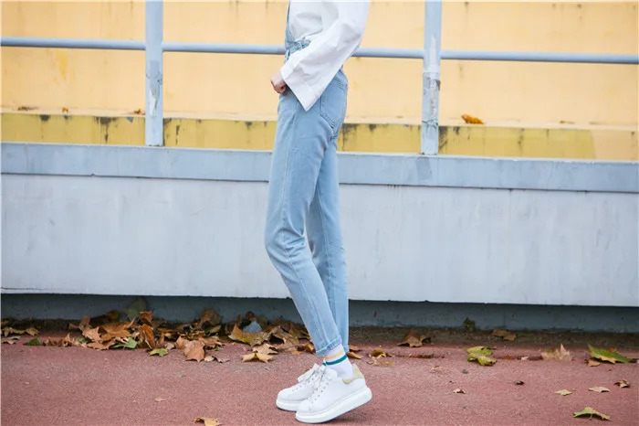 Autumn and winter Korean women's high waist row buckle show thin light color loose nine points jeans suspenders small feet suspender (12)