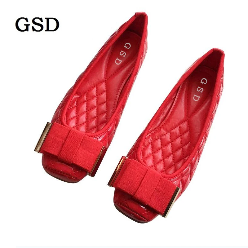 red square toe ballet flats