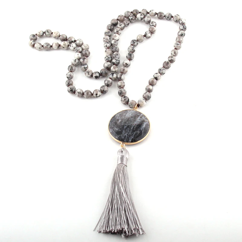 Collier Bohème en pierres semi-précieuses avec pompon gris