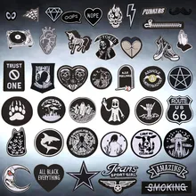 (46 estilos) 1 Uds parches en blanco y negro para planchar la ropa apliques de letras DIY calaveras pegatina bordada insignias redondas