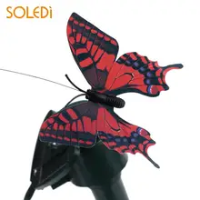 Украшение лужайки с бабочкой красивое летающее солнечное излучение газон Солнечный свет бабочки