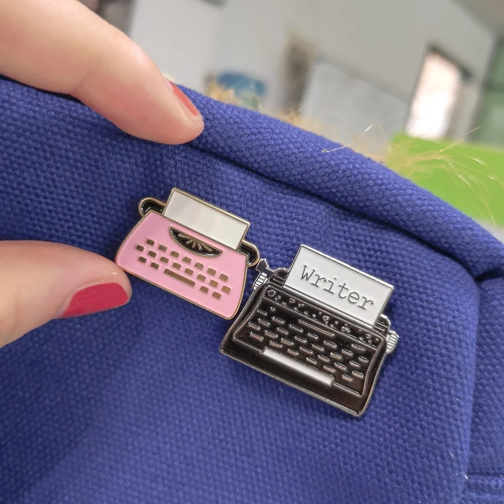 Typewriter Enamel Pin Badge Vintage Creative Black Pink Writer Lapel pin For Secretary Office worker Bag Clothes Brooch Jewelry