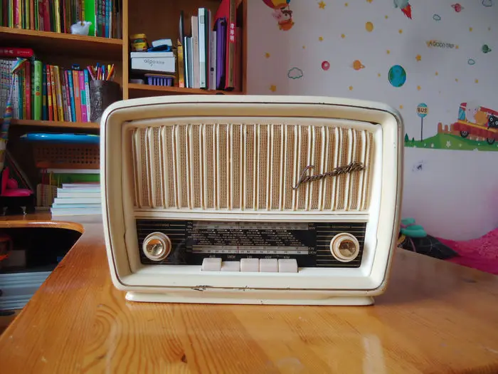 German QUELLE 5234 Old radio tube small table radiosradio