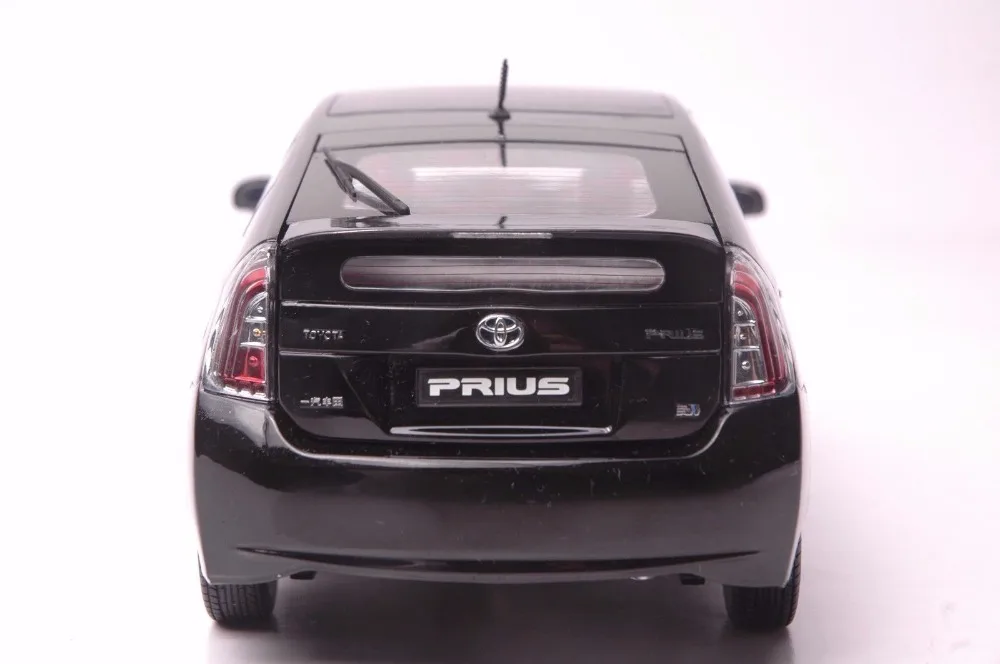 Toyota Prius Hybrid car model in scale 118 (4)