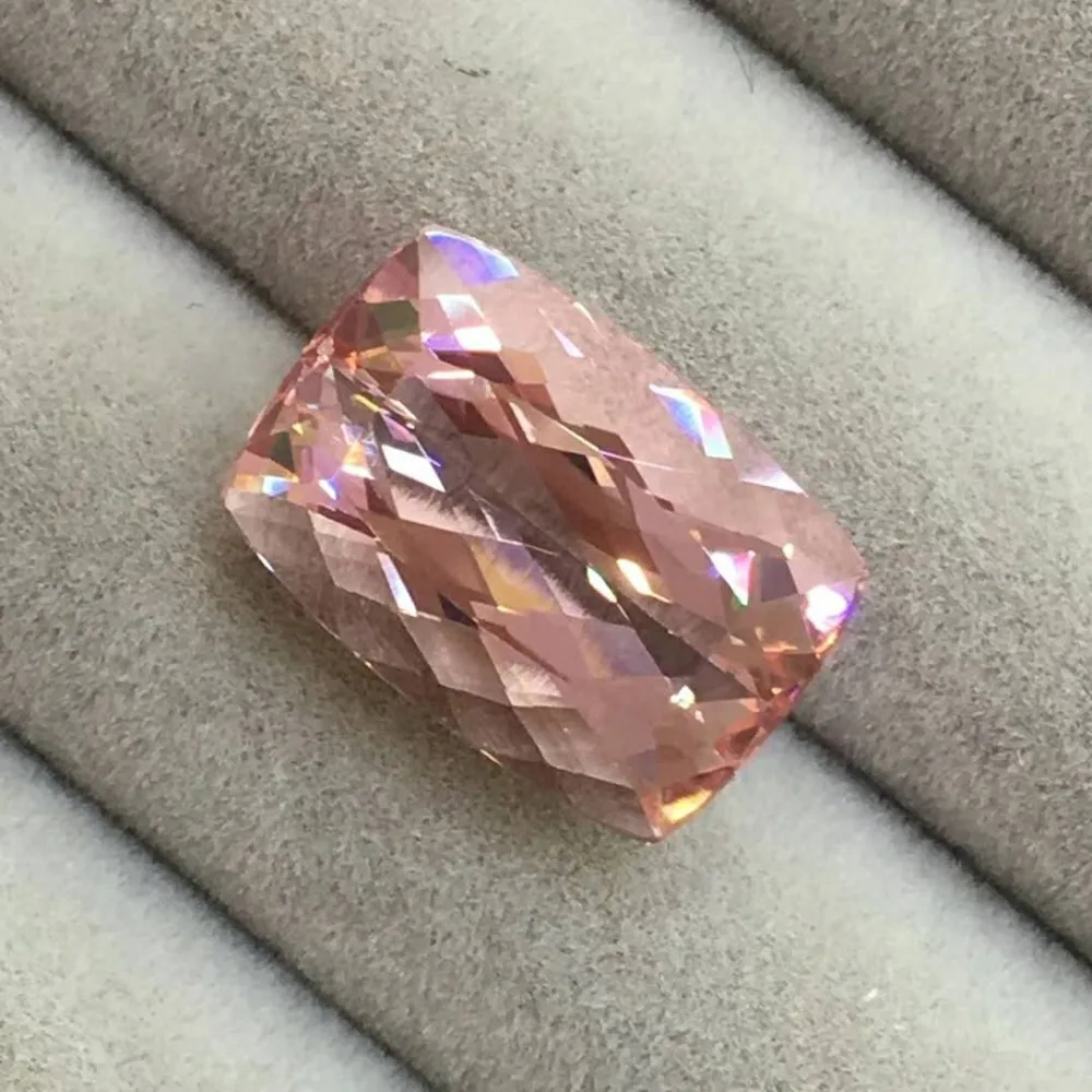 

Jewellery, 11.5 CT morganite gem rectangular, specifications: 17 x 12 x 8 mm, exquisite champagne powder, clear and flawless