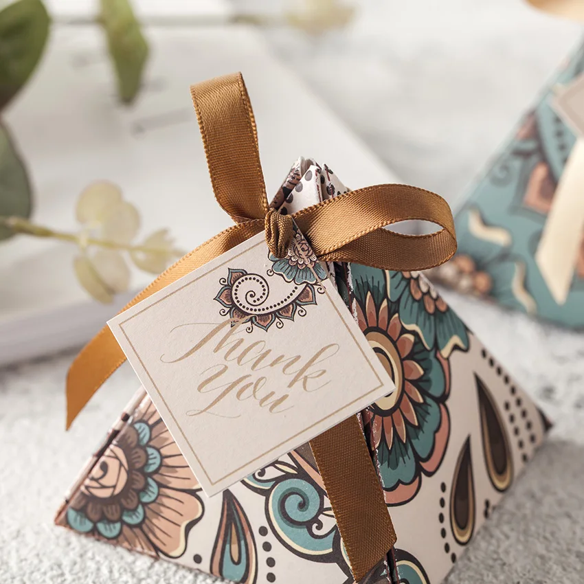 

50pcs European Retro Style Pattern Triangular Pyramid Wedding Favors Candy Boxes with thank you tags Bomboniera Party Gift Box