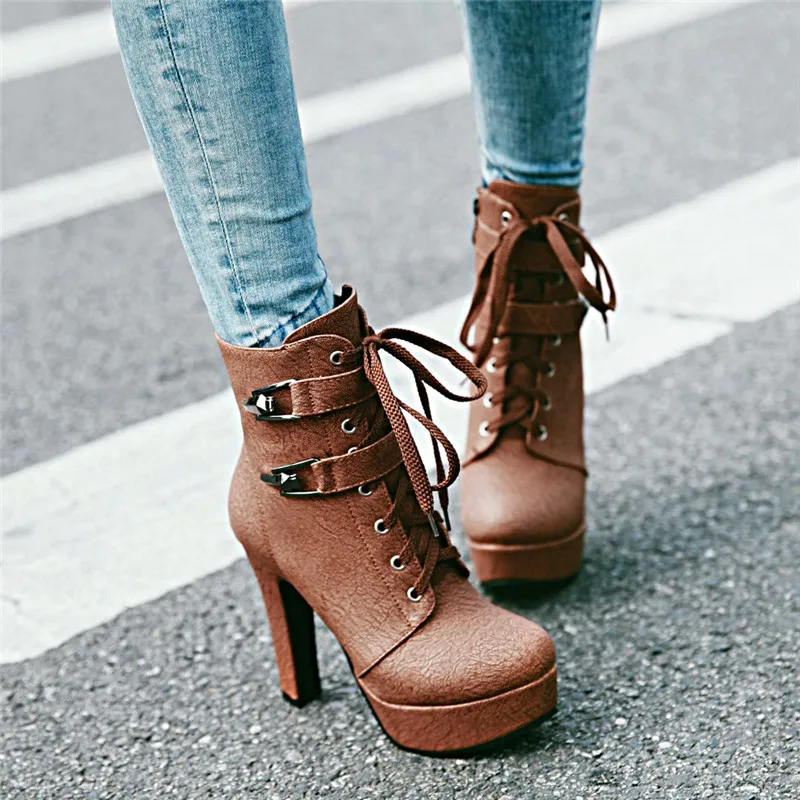 Odetina/; Модные женские ботильоны на платформе и высоком каблуке; ботинки на шнуровке на толстой подошве; зимняя теплая обувь с пряжкой; плюш; большой размер 50 - Цвет: Коричневый