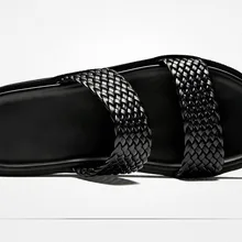 Для мужчин Летняя мода Натуральная кожа Открытый в римском стиле пляжные тенденция тапочки Для мужчин мягкая подошва черный Ткачество Flat флип-флоп