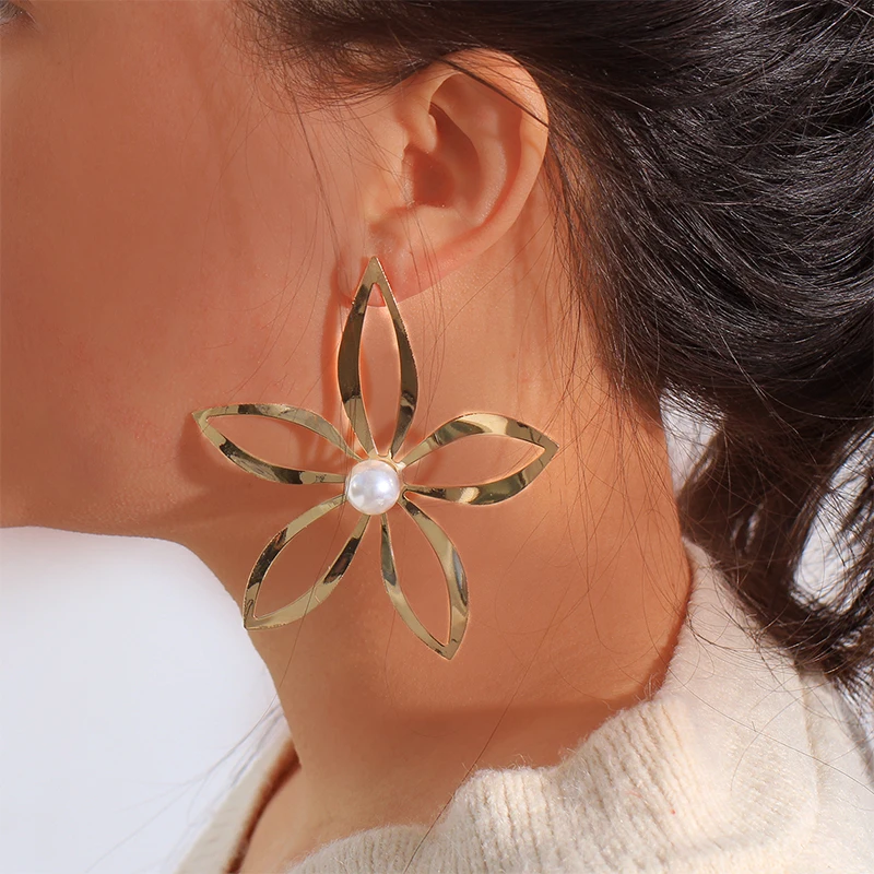 

8Seasons New Fashion Stud Earrings Gold Color Flower Hollow Imitation Pearl Wedding Party Earrings Jewelry 90mm x 80mm, 1 Pair