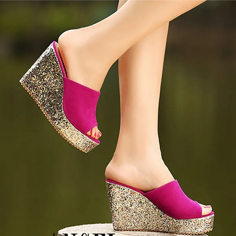 VOGELLIA/модные шлепанцы на высоком каблуке с блестками, женская летняя обувь из флока, сандалии на толстой платформе, женские сандалии на танкетке, Вьетнамки - Цвет: Красный