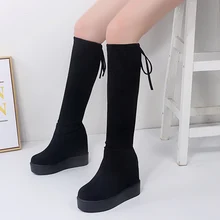 Женские ботинки; зимняя обувь; женские черные сапоги из флока на платформе; сапоги до колена без застежки; высокие сапоги на танкетке со шнуровкой и бантом