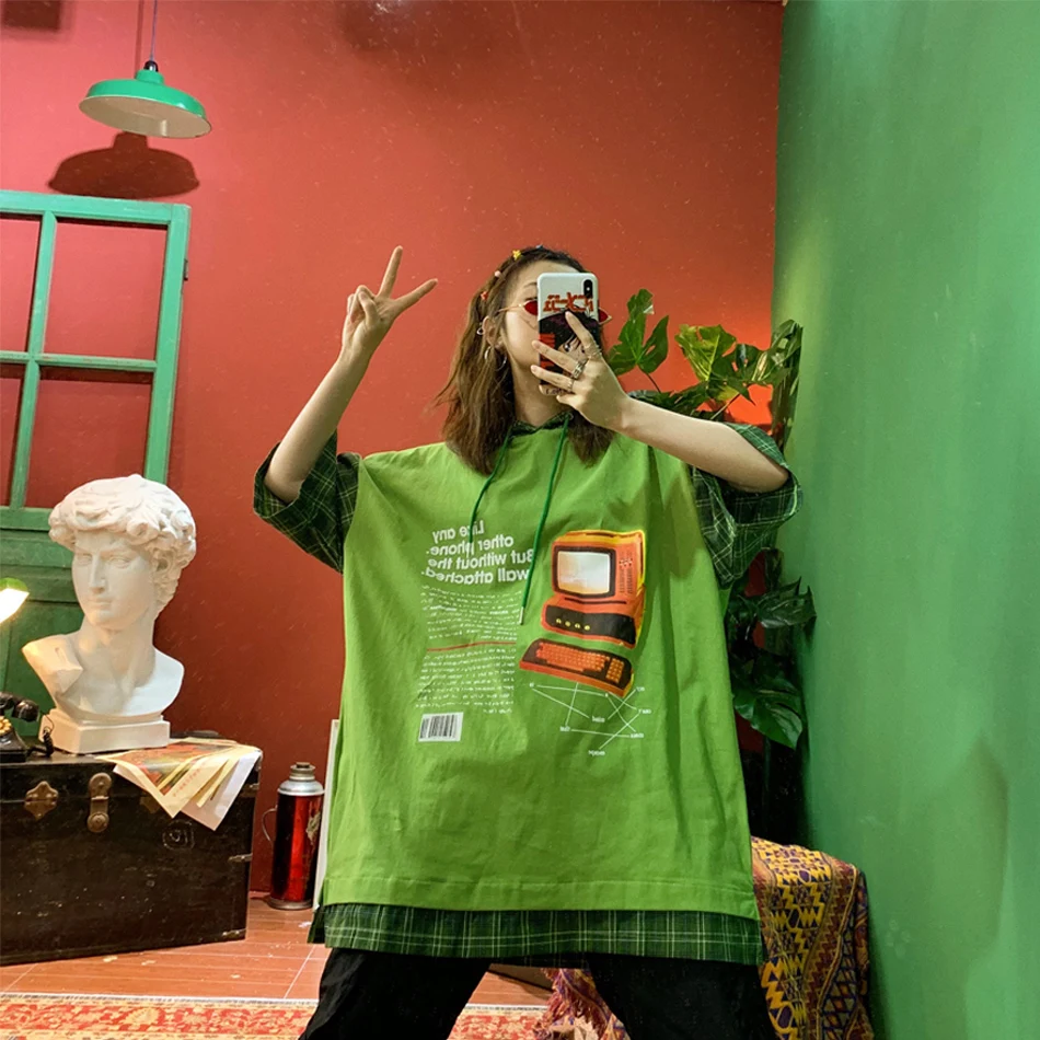 

Street retro oversize yard with missing hat and checked short sleeve T-shirt tee