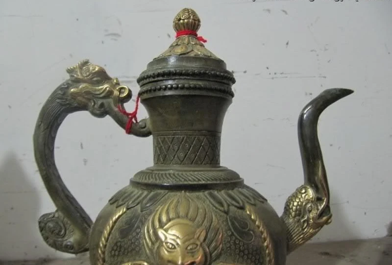 

Tibet classical Old Bronze Gild Palace Dragon Garuda Bird God flagon bottle Pot