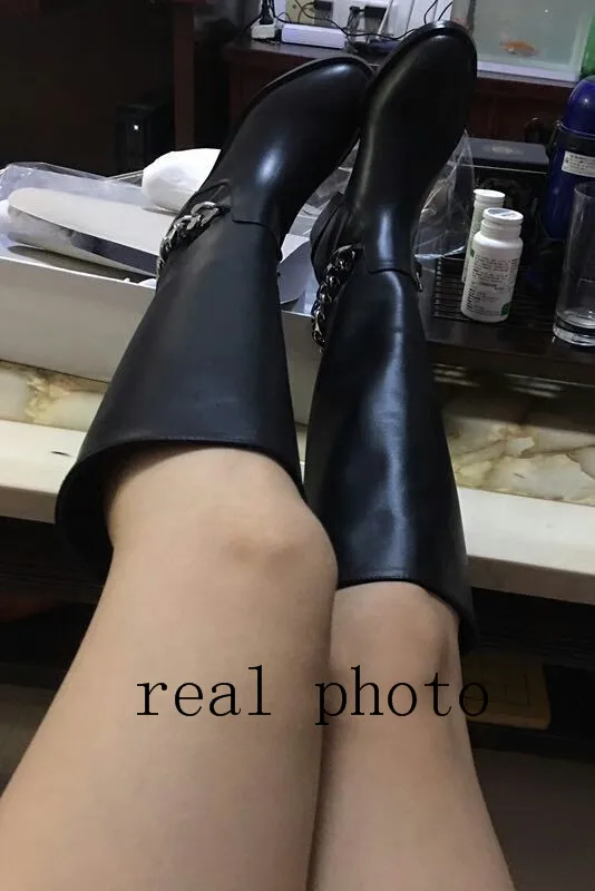 Черные сапоги до колена из натуральной кожи; женские рыцарские сапоги с круглым носком и цепочкой сзади; женские модные зимние ботильоны на плоской подошве