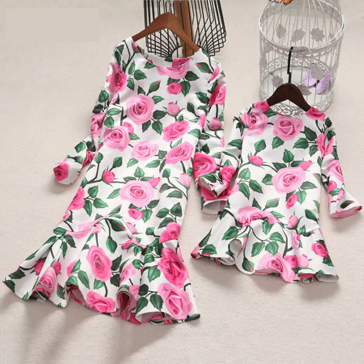 Одинаковое платье для мамы и дочки; платье с длинными рукавами и оборками и цветочным принтом; платье по колено; осенняя одежда