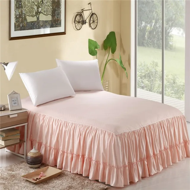 flouncing bed cover, bedspread, beautiful flouncing counterpane, in