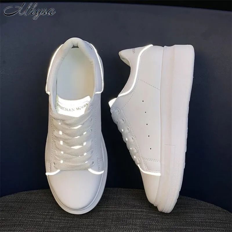 

2019 Women Designer Wedges White Flat Shoes Female Platform Sneakers Feminino Luminous shoes Woman Vulcanize Shoes T304