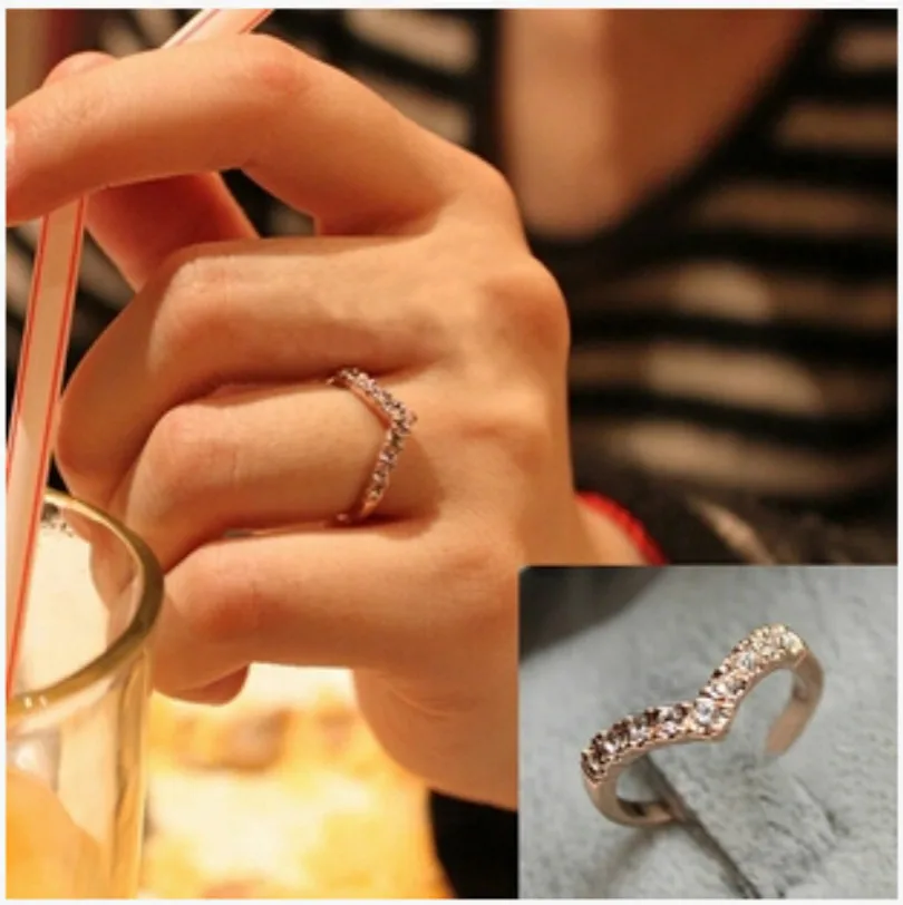 

2017 Limited Anillos The New Fashion V-shaped Unique Design Mosaic Imitation Crystal Ring Women's Jewelry Senior Wholesale