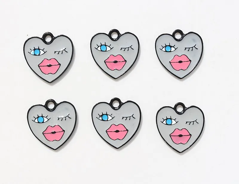

New Oil Drop Alloy Heart with LOVE Kiss Carved Jewelry Bracelet Necklace Charms Flat DIY Fashion Keyring Enamel Charms