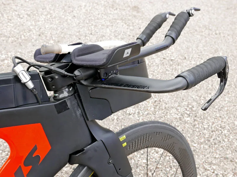 Stevens-Volt_fully-integrated-carbon-time-trial-triathlon-race-road-bike_17_integrated-cable-routing