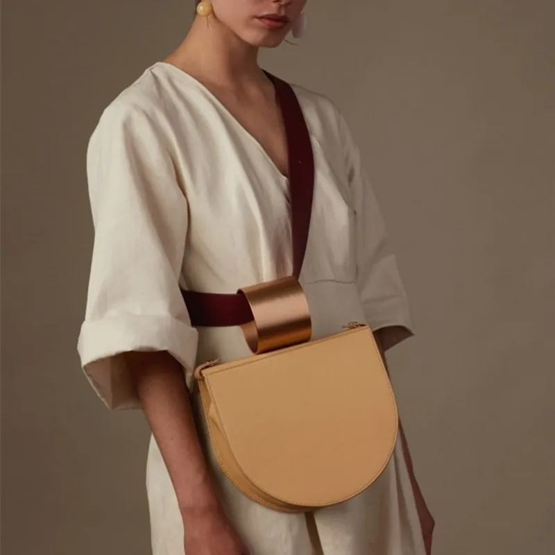 

[BXX] 2019 New Woman Stylish Solid Color Many Usage Metal Bracelet Saddle Single Strap PU Leather Messenger Bag Handbag LM722