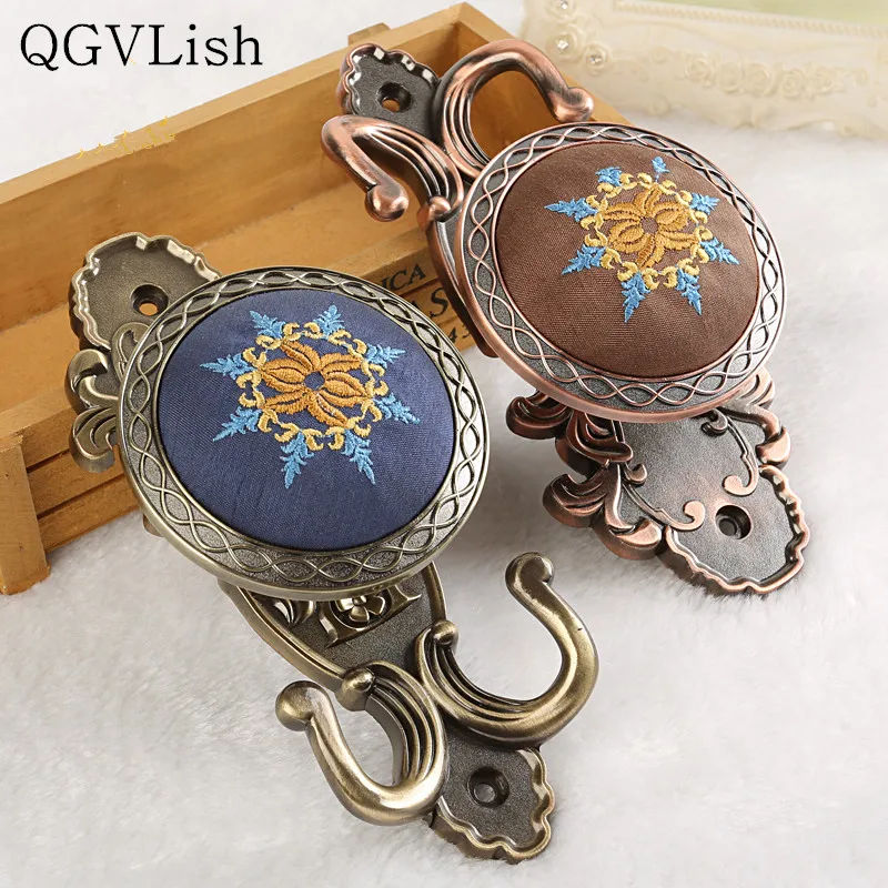 

QGVLish 2Pcs Embroidery Curtain Hooks Coat Hanger Tiebacks Buckle Holdback Tassel Brush Hook Holder Curtain Accessories Decor