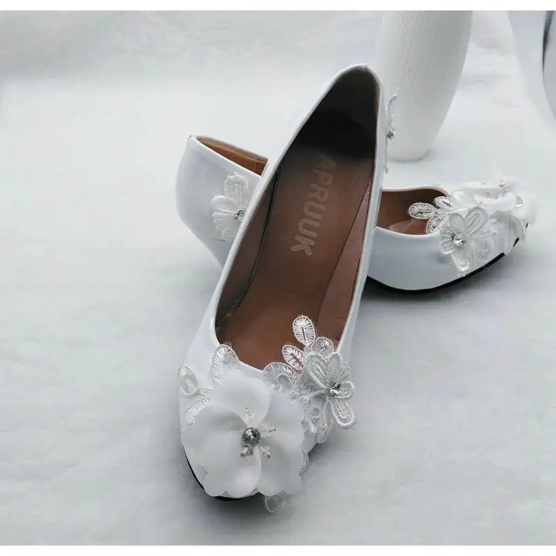 Женские свадебные туфли; Новинка года; милые свадебные туфли-лодочки с белыми цветами; туфли на низком каблуке; большие размеры; Свадебная обувь