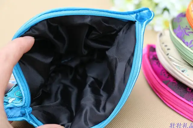 특별한 행사에 화려함을 더하는 팬 모양 클러치 지퍼 가방