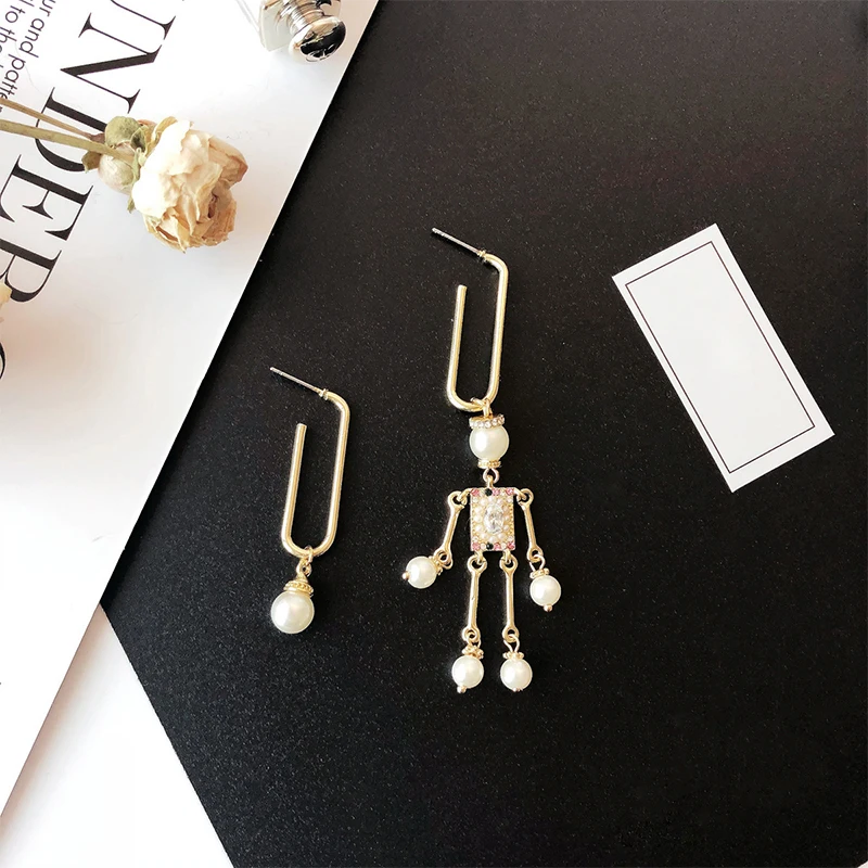 

2018 Fashion Creative Cartoon Robot Ehinstone Pearl Texture Asymmetric Dangle Earrings Simple Alloy Zircon Drop Earring Women