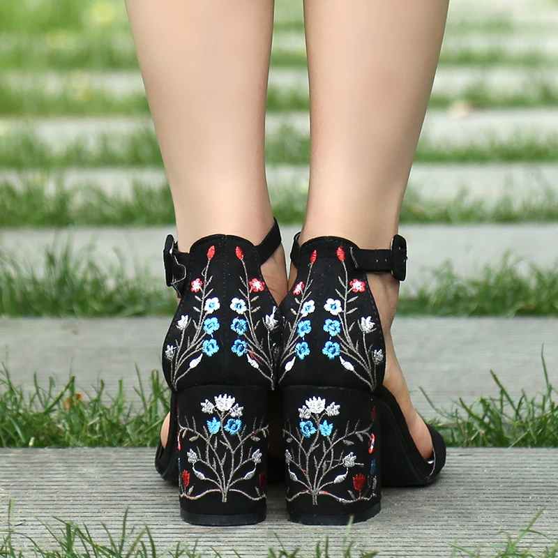 صناديل للنساء الجلد المدبوغ أحذية من الجلد التطريز الزهور عالية الكعب النساء الصنادل العرقية الأزهار Sandalias موهير فام صناديل للنساء الجلد المدبوغ أحذية من الجلد التطريز الزهور عالية الكعب النساء الصنادل العرقية الأزهار Sandalias موهير فام