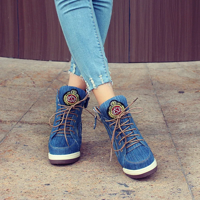 Женские джинсовые кроссовки с острым носком на высокой танкетке; Туфли-лодочки на скрытом каблуке; обувь с боковой молнией; A26