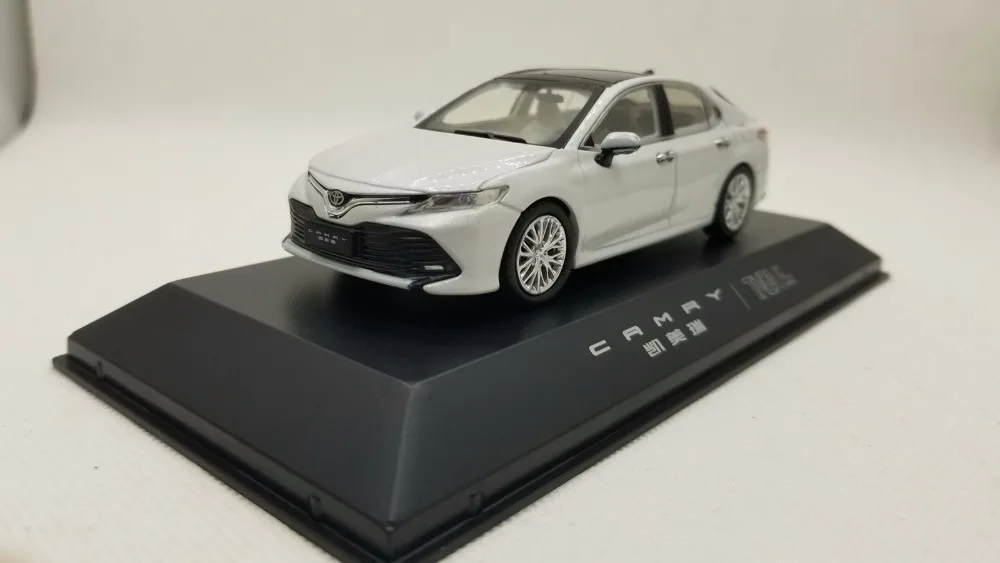 Модель литья под давлением 1:43 для Toyota Camry 2018 белый седан 8 го поколения игрушка из