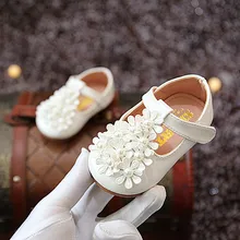 Обувь для маленьких девочек с цветами и жемчугом; детская кожаная обувь на осень; новая детская обувь принцессы