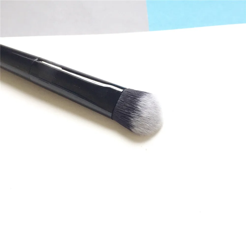 Kat Von D Lock it Angled Shadow Brush #35 _ 3