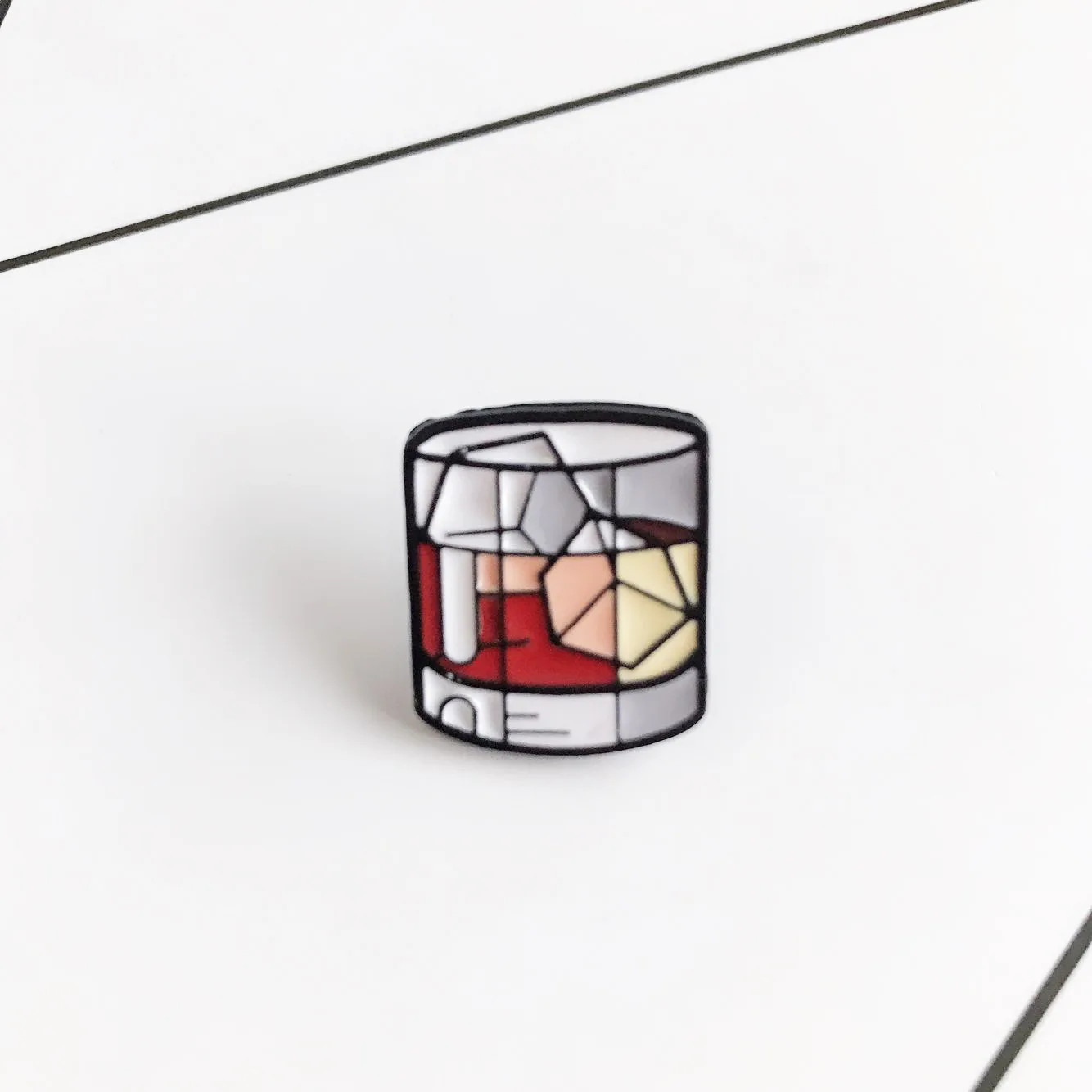 

Cartoon Ice Wine Brooches for Women Men on The Rocks Whisky Red Color Fashion Enamel Pin Collar Pin Badges Backpack Icon Jewelry