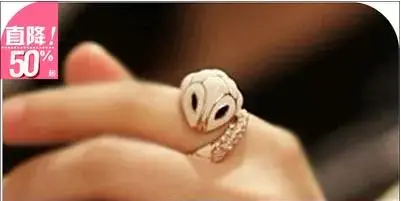 

OMH wholesale fashion jewelry popular elegant small white snake alloy ring can be adjusted for women JZ 90