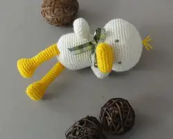 Вязаные игрушки amigurumi погремушка модель утки номер w63