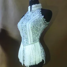 Новинка года; летний костюм серебристого и белого цвета с кисточками и кристаллами; Одежда для танцев; праздничный костюм; Клубная одежда для сцены; одежда для певца