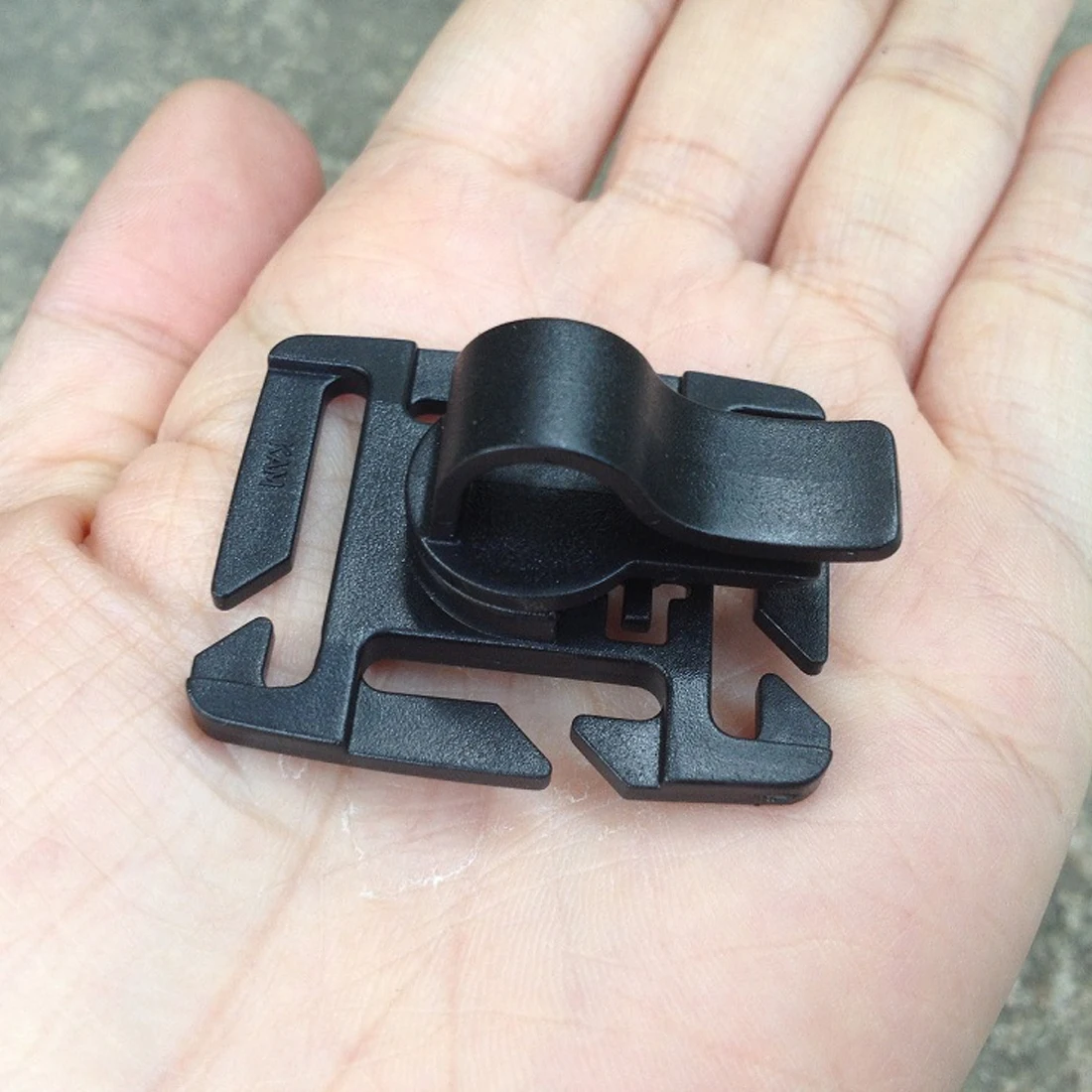 

Rotatable Drink Tube Clip Gear Water Pipe Hose Clamp Backpack Molle Carabiner Tactical Buckle Outdoor Camping Hike