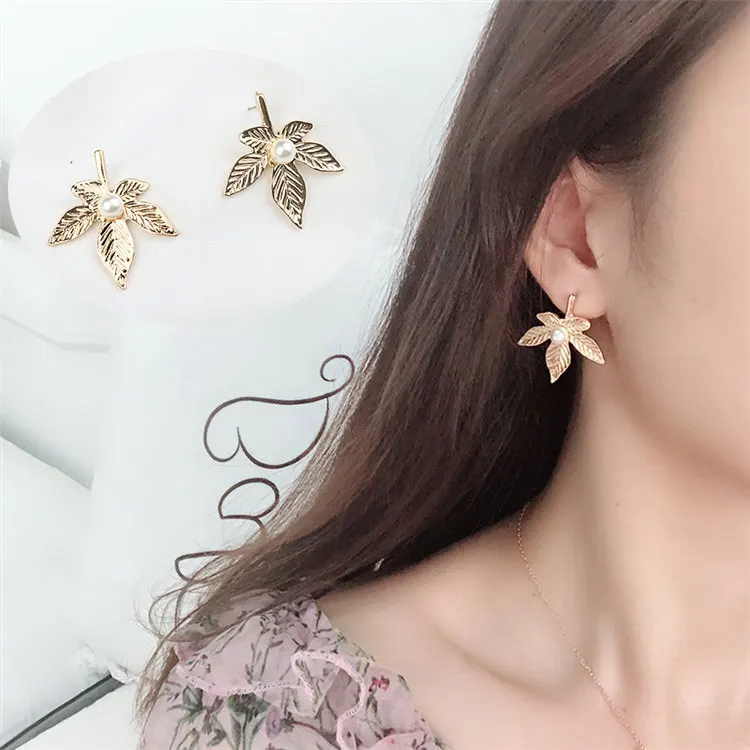 

New Autumn Style Alloy Maple Leaf Shape Pendientes Earrings Simple Simulated Pearl Fashion Gold Leaf Stud Earrings For Women